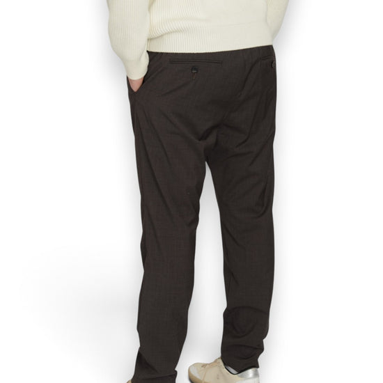 Single Pleat Slim Tapered Brown Fit elastic Waistband