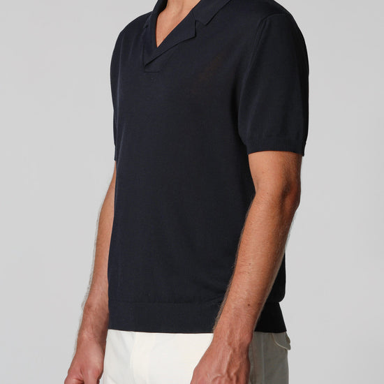 zijaanzichtvan de Roberto Collina Black Skipper Polo in zwarte Italiaanse knit