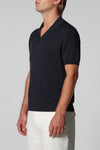 zijaanzichtvan de Roberto Collina Black Skipper Polo in zwarte Italiaanse knit