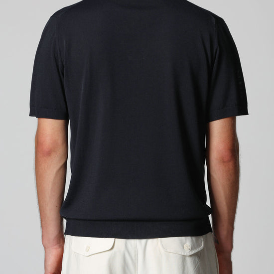 achteraanezicht van Detail van de Roberto Collina Black Skipper Polo in zwarte Italiaanse knit