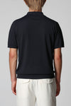 achteraanezicht van Detail van de Roberto Collina Black Skipper Polo in zwarte Italiaanse knit