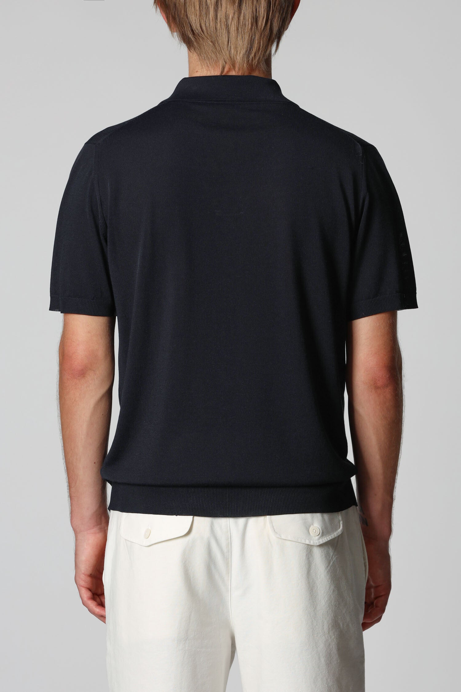 achteraanezicht van Detail van de Roberto Collina Black Skipper Polo in zwarte Italiaanse knit