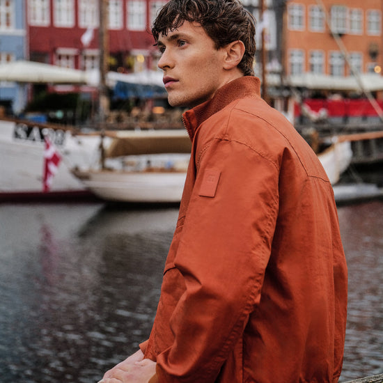 duno jas in oranje aan de kade van Kopenhagen oranje Helio