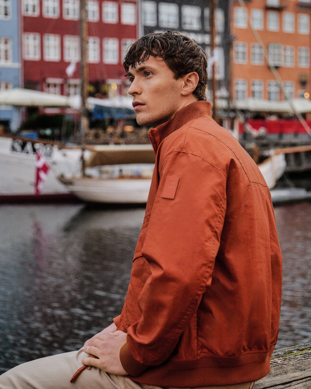 duno jas in oranje aan de kade van Kopenhagen oranje Helio
