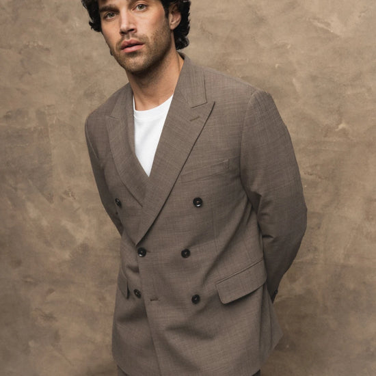 MOS MOSH Gallery Lui Dynamic Luxe Double Breasted Blazer Falcon Beige gedragen met wit T-shirt bij Checkpoint Mol