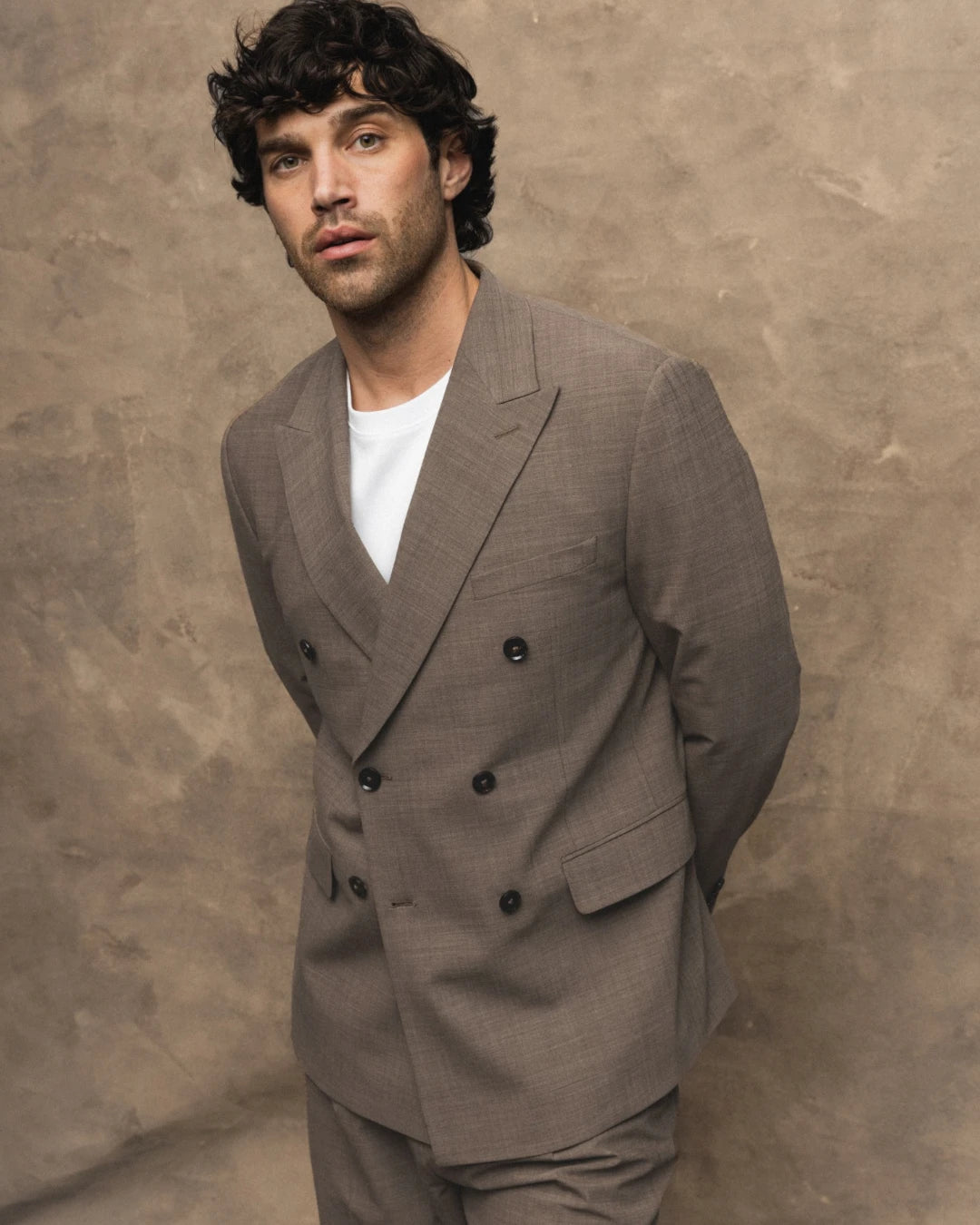 MOS MOSH Gallery Lui Dynamic Luxe Double Breasted Blazer Falcon Beige gedragen met wit T-shirt bij Checkpoint Mol