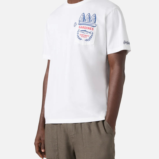 MC2 Saint Barth Austin Sardine heren T-shirt met borstzakje en sardienenblik-print bij Checkpoint Mol op model