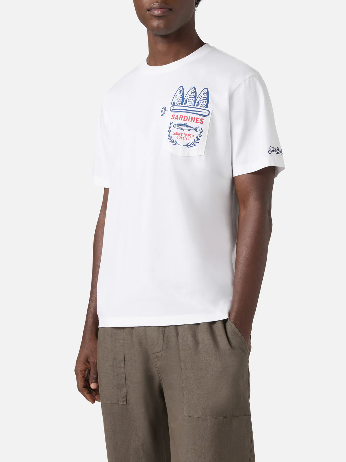 MC2 Saint Barth Austin Sardine heren T-shirt met borstzakje en sardienenblik-print bij Checkpoint Mol op model