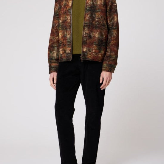 Paul Smith Rust Textured Check Zip Overshirt gedragen met een effen olijfgroen shirt en donkere broek