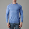 Aspesi M039 Crewneck Pullover Sky Blue – gedragen vooraanzicht
