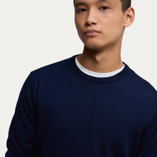 Aspesi M195 fijngebreide merino roundneck Bluette voorzijde