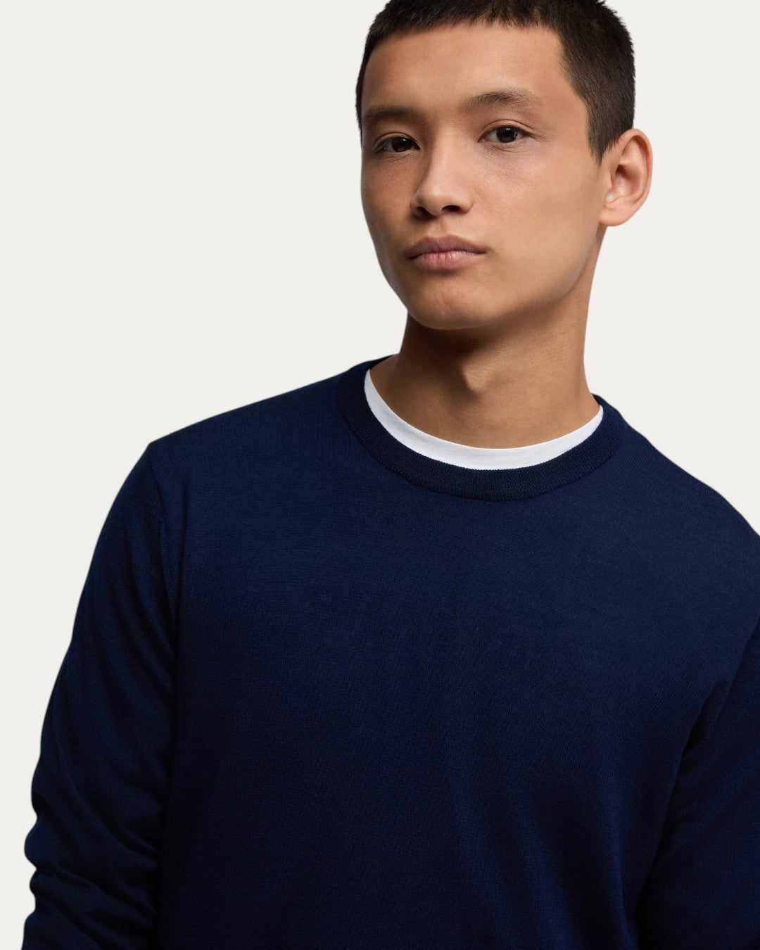 Aspesi M195 fijngebreide merino roundneck Bluette voorzijde