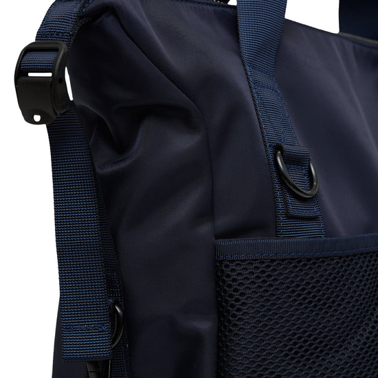 AY Studios Backpack Navy Blue rugzak, detail van de handgreep en het meshvak