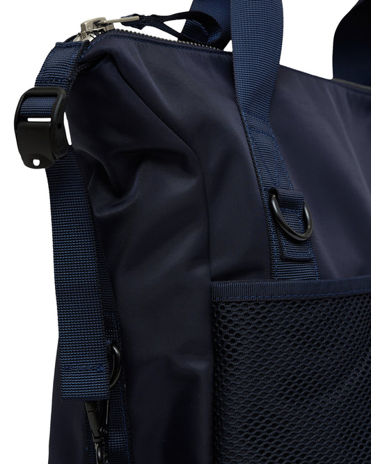 AY Studios Backpack Navy Blue rugzak, detail van de handgreep en het meshvak