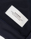 AY Studios Computer Bag Navy Blue laptoptas, detail van het witte merklabel op het meshvak