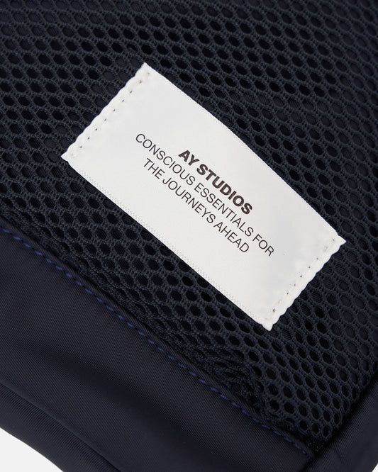 AY Studios Computer Bag Navy Blue laptoptas, detail van het witte merklabel op het meshvak