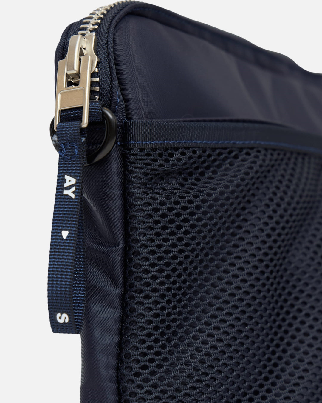 AY Studios Computer Bag Navy Blue laptoptas, detail van de rits en meshstructuur