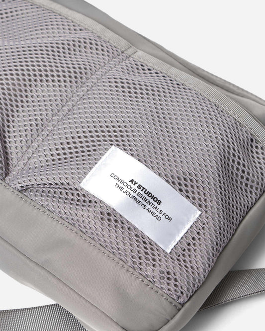 AY Studios Cross-Body Silver schoudertas, detail van het merklabel op het meshvak