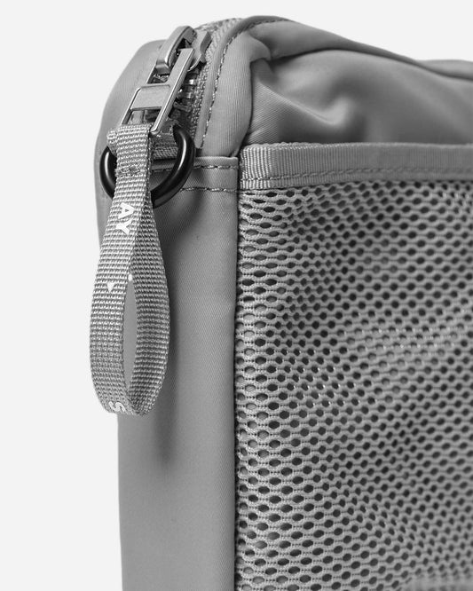 AY Studios Cross-Body Silver schoudertas, detail van de rits en meshstructuur