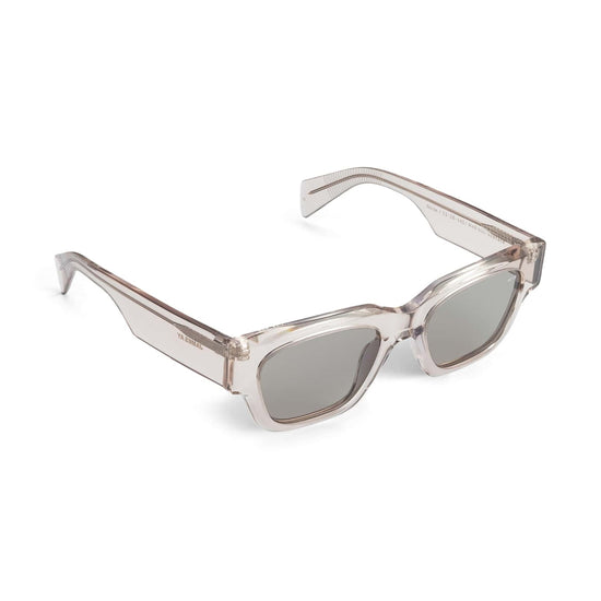 AY Studios Norse Transparent Sand zonnebril, schuin van voren met open veren