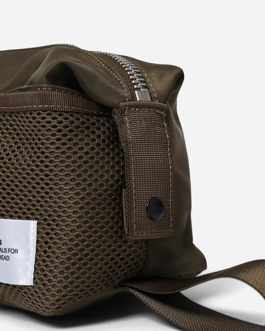 AY Studios Wash Bag Army Green toilettas, detail van het meshvak en de bandbevestiging