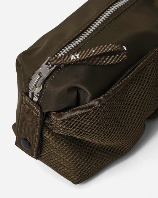 AY Studios Wash Bag Army Green toilettas, detail van de rits en ritstrekker