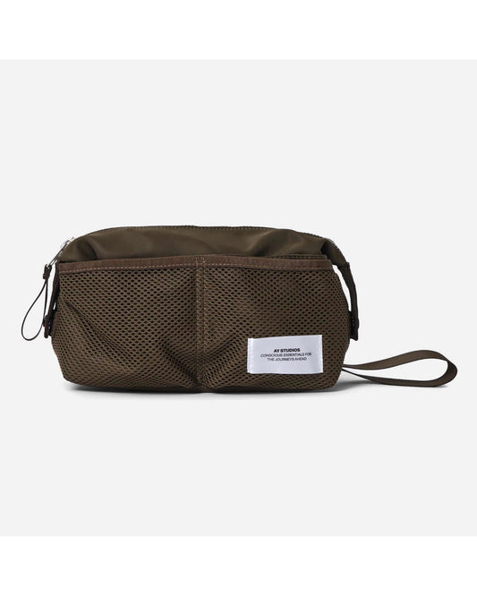 AY Studios Wash Bag Army Green toilettas, van voren met meshvakken en polsband