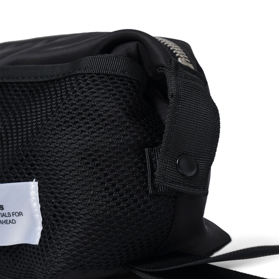 AY Studios Wash Bag Black toilettas, detail van het meshvak en de bandbevestiging