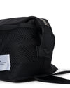 AY Studios Wash Bag Black toilettas, detail van het meshvak en de bandbevestiging