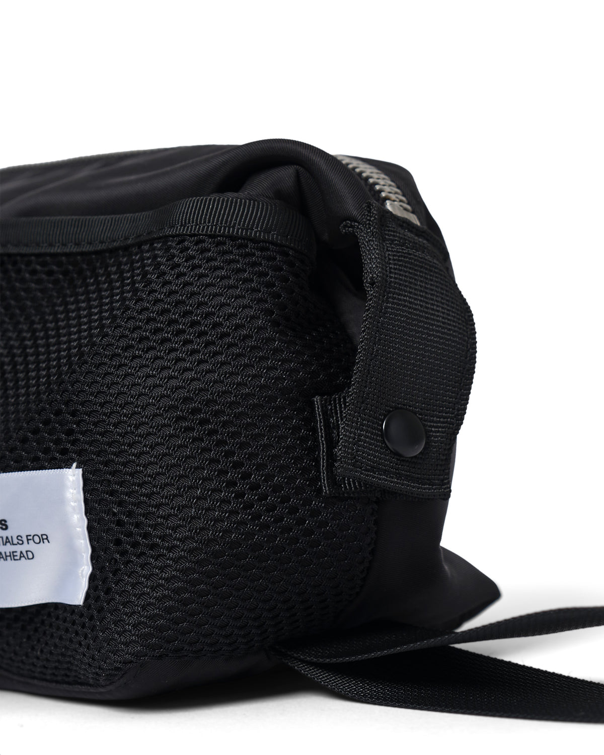 AY Studios Wash Bag Black toilettas, detail van het meshvak en de bandbevestiging