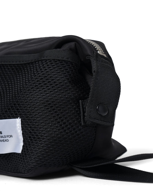 AY Studios Wash Bag Black toilettas, detail van het meshvak en de bandbevestiging