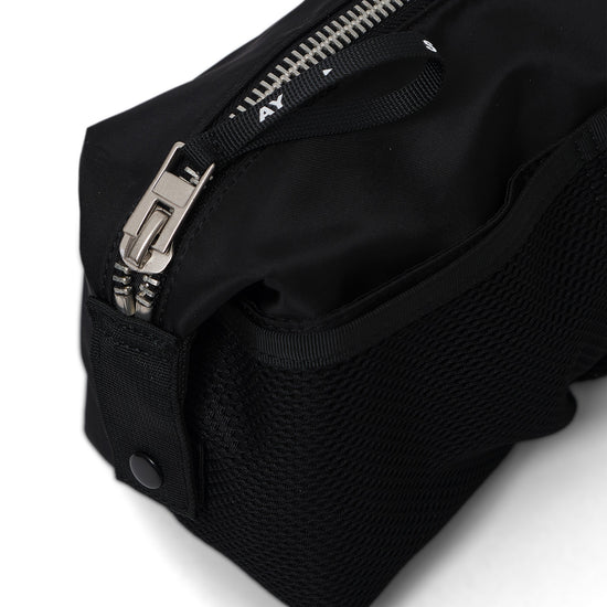 AY Studios Wash Bag Black toilettas, detail van de rits en ritstrekker