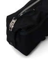 AY Studios Wash Bag Black toilettas, detail van de rits en ritstrekker