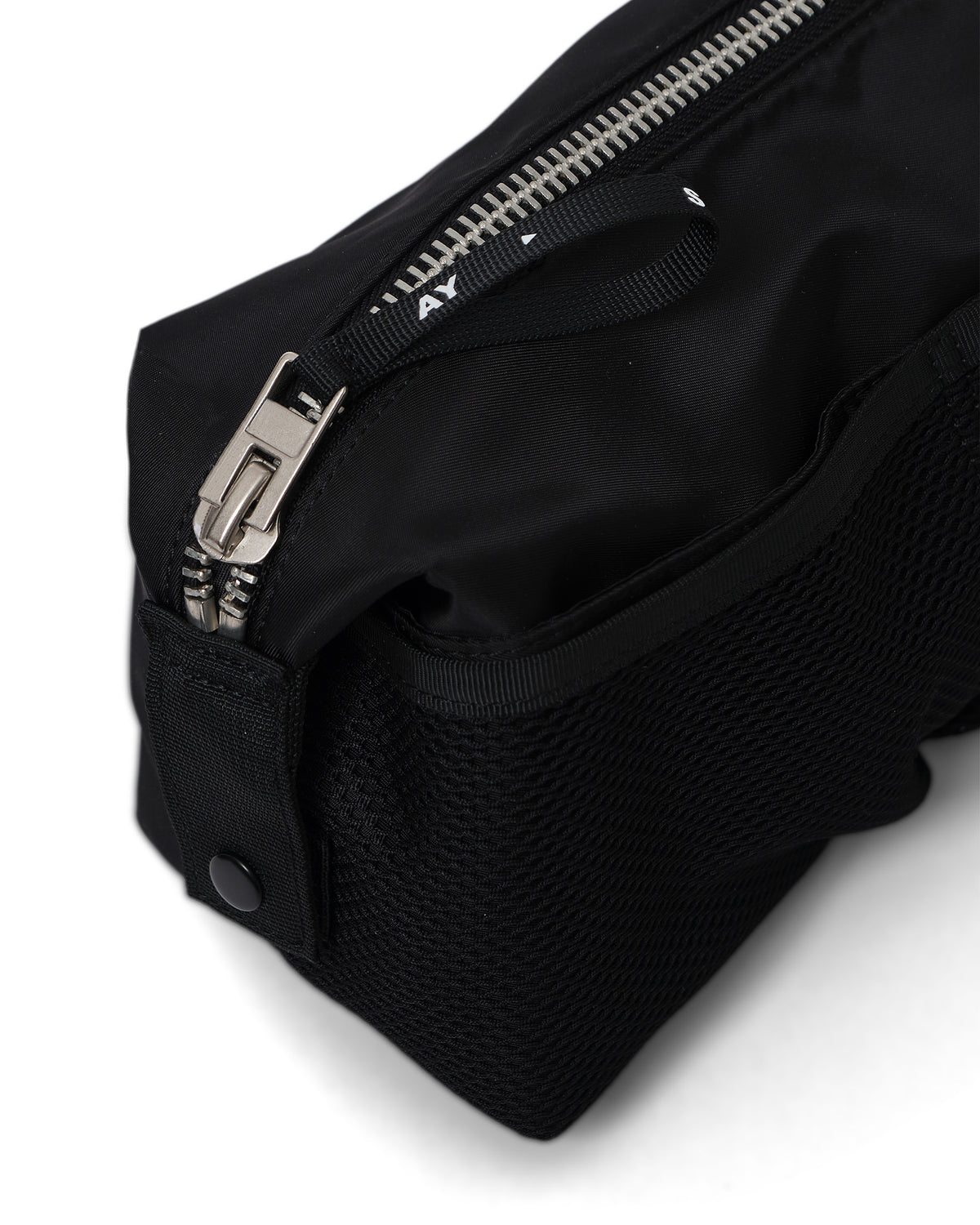 AY Studios Wash Bag Black toilettas, detail van de rits en ritstrekker