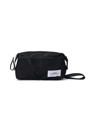 AY Studios Wash Bag Black toilettas, van voren met meshvakken en polsband