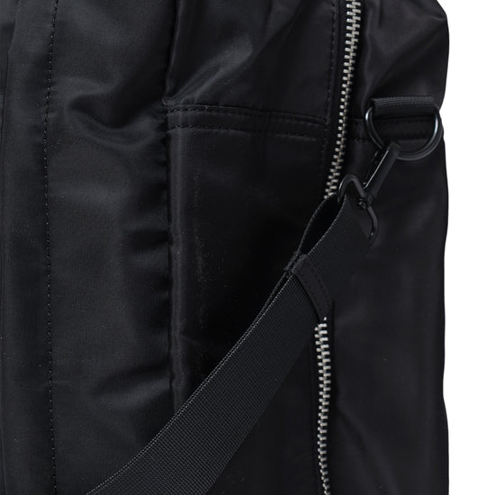 AY Studios Weekend Bag Black reistas, detail van schouderbandbevestiging en rits