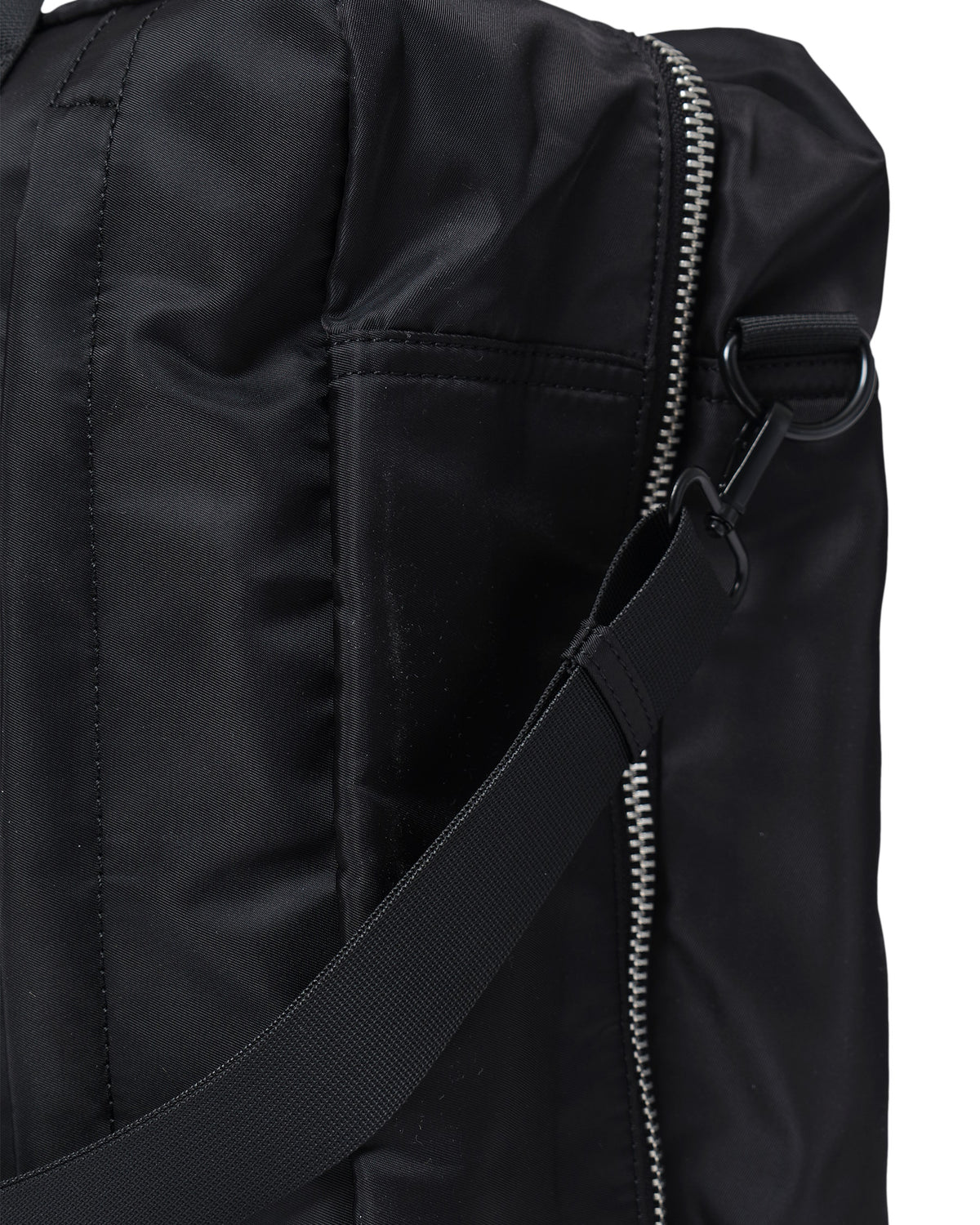 AY Studios Weekend Bag Black reistas, detail van schouderbandbevestiging en rits
