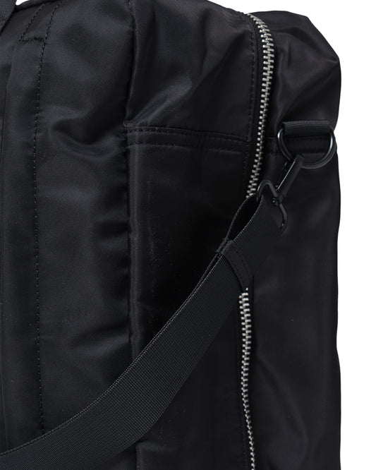 AY Studios Weekend Bag Black reistas, detail van schouderbandbevestiging en rits