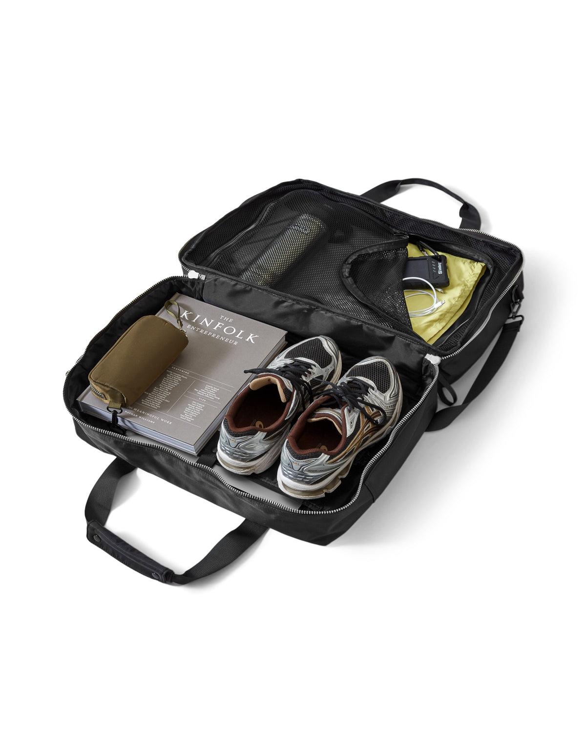 AY Studios Weekend Bag Black reistas, opengelegd met schoenen, kleding en accessoires