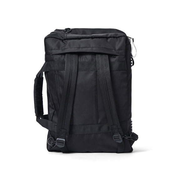 AY Studios Weekend Bag Black reistas, rechtop met rugzakriemen zichtbaar