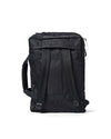 AY Studios Weekend Bag Black reistas, rechtop met rugzakriemen zichtbaar