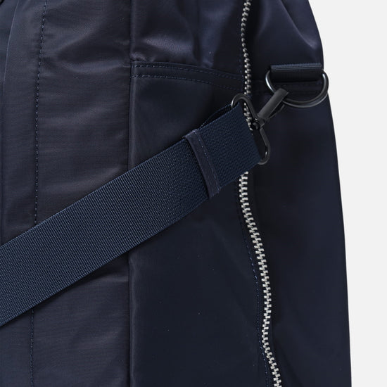 AY Studios Weekend Bag Navy Blue reistas, detail van schouderbandbevestiging en rits