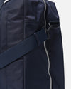 AY Studios Weekend Bag Navy Blue reistas, detail van schouderbandbevestiging en rits