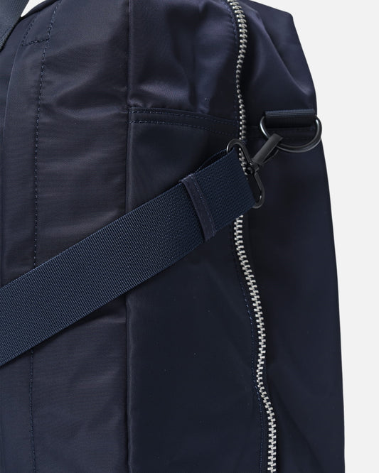 AY Studios Weekend Bag Navy Blue reistas, detail van schouderbandbevestiging en rits