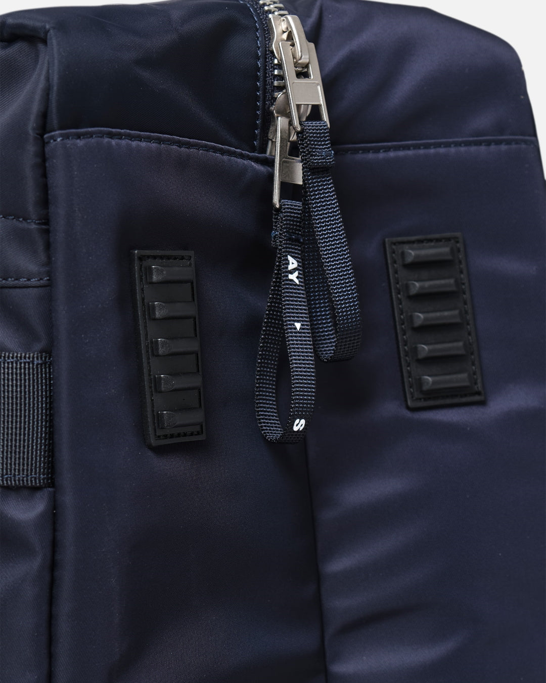 AY Studios Weekend Bag Navy Blue reistas, detail van de dubbele ritssluiting