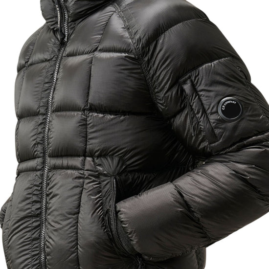 C.P. Company D.D. Shell Hooded Down Jacket Black — detail van mouwzak en ritszak