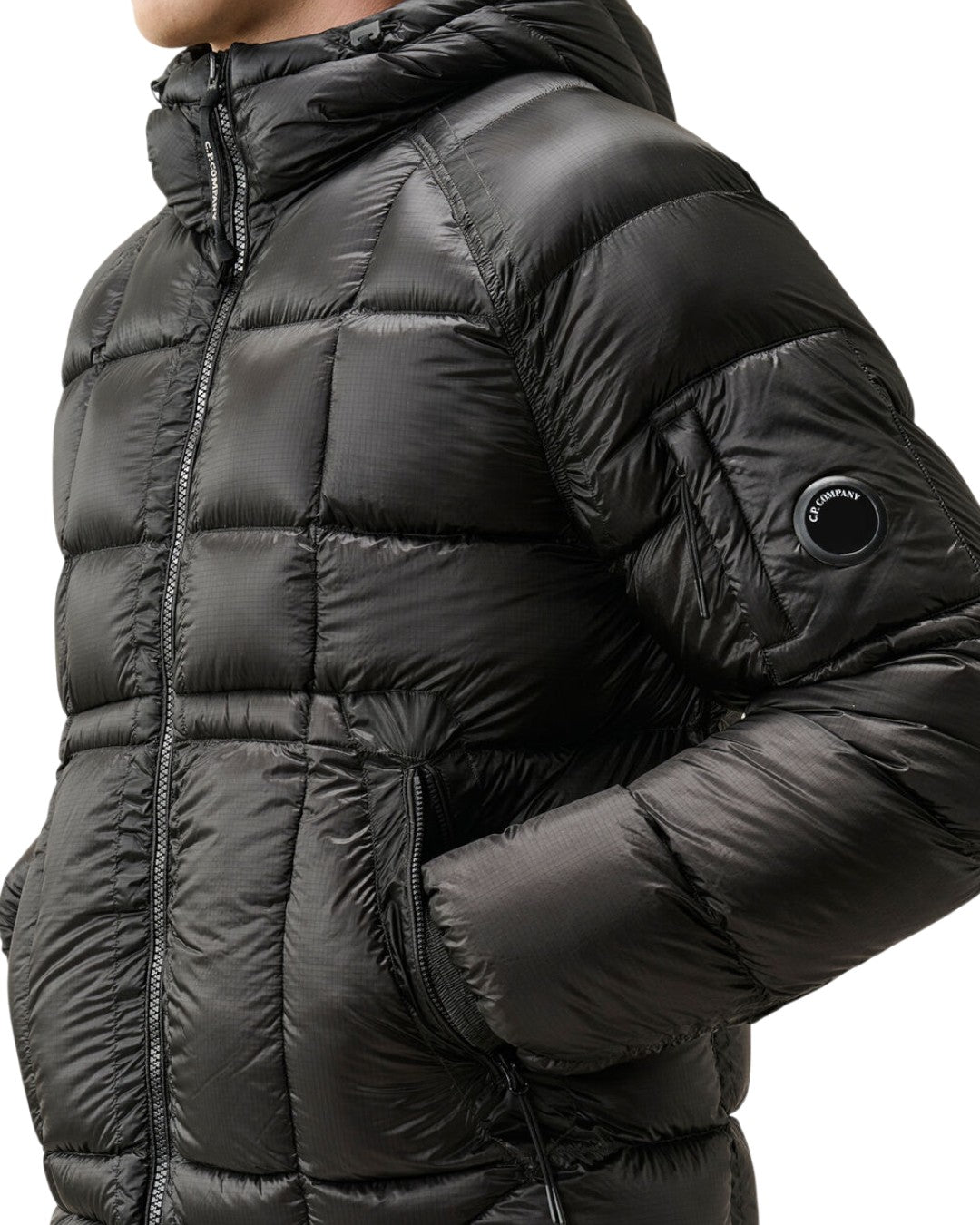 C.P. Company D.D. Shell Hooded Down Jacket Black — detail van mouwzak en ritszak