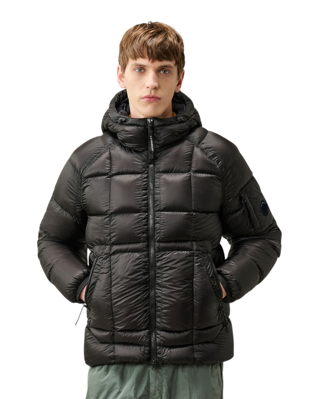 C.P. Company D.D. Shell Hooded Down Jacket Black — vooraanzicht op model