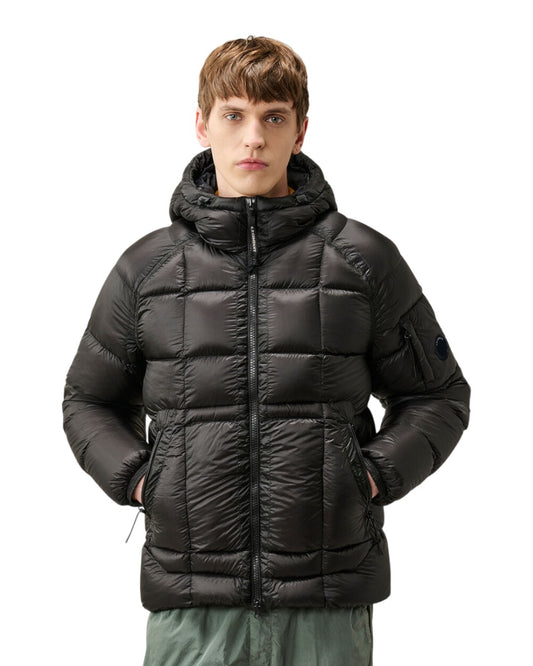 C.P. Company D.D. Shell Hooded Down Jacket Black — vooraanzicht op model