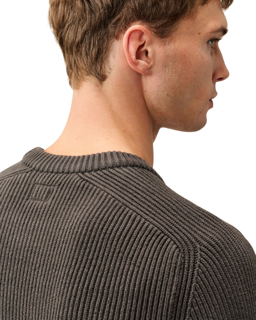 C.P. Company Full Rib Cotton Crewneck Raven — detail van hals en schouder